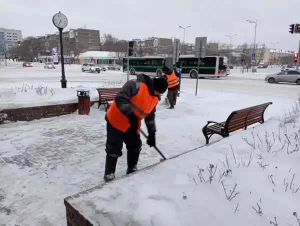 Около трех тысяч дорожных рабочих задействовано в снегоуборочных работах в Астане (3)