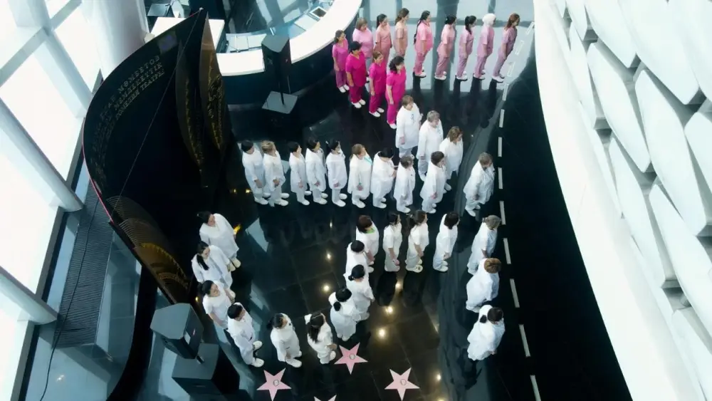 Столичные медики необычной акцией выразили поддержку новой Конституции (3)