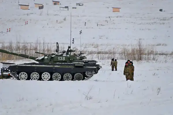 Танкисты отработали задачи по поражению целей в боевых условиях (3)