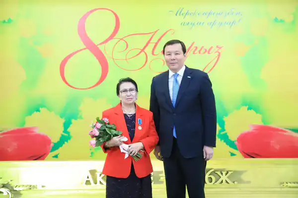 Накануне весеннего праздника актюбинские женщины были удостоены государственных наград (6)