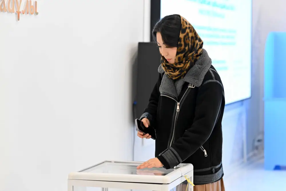 Аким области Абай проголосовал на референдуме (7)