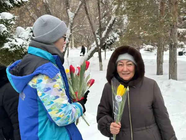 «Көктем шуағы»: Астанада еріктілер нәзікжандыларға гүл шоқтарын таратты (9)
