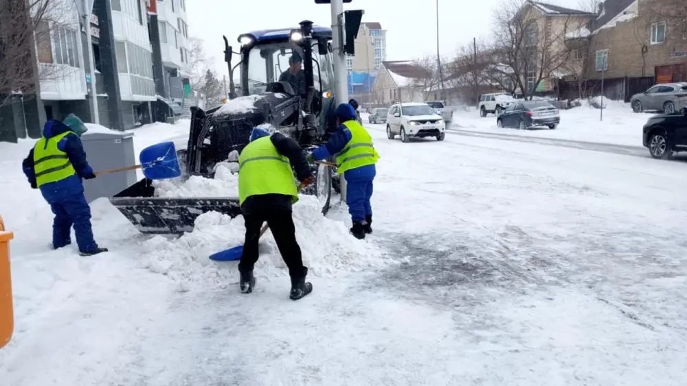 В работе по уборке снега в Астане задействованы тысячи дорожных рабочих (9)