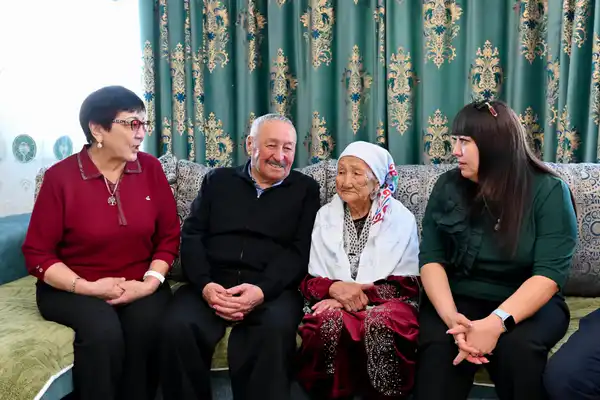 Аким области поздравил 104-летнюю труженицу тыла с праздником (8)