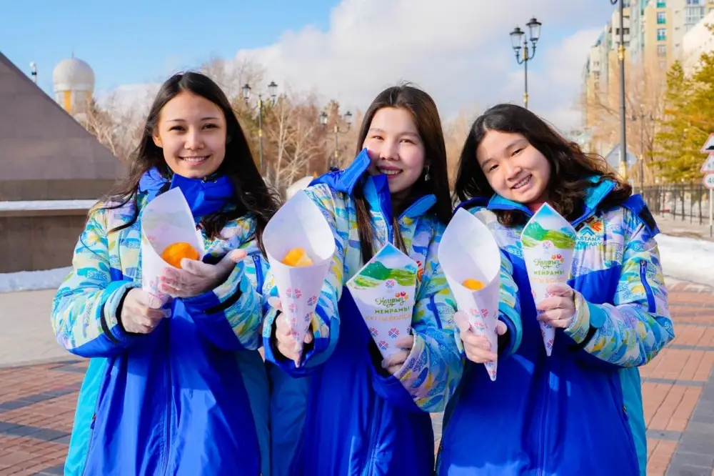 Волонтеры раздали баурсаки жителям Астаны (7)