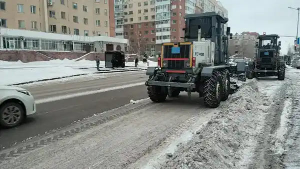 Около трех тысяч дорожных рабочих задействовано в снегоуборочных работах в Астане (10)