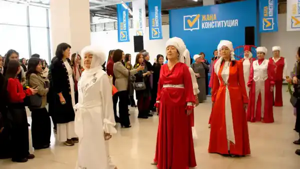 Масштабную акцию в поддержку новой Конституции накануне 8 марта провели в Астане (8)