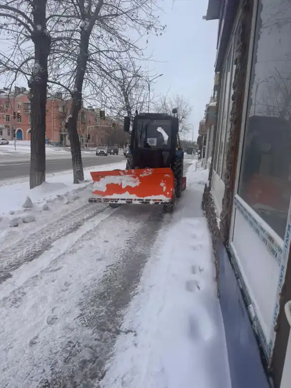 Около трех тысяч дорожных рабочих и более 1,6 тысячи единиц спецтехники задействовано в снегоуборочных работах в Астане (9)