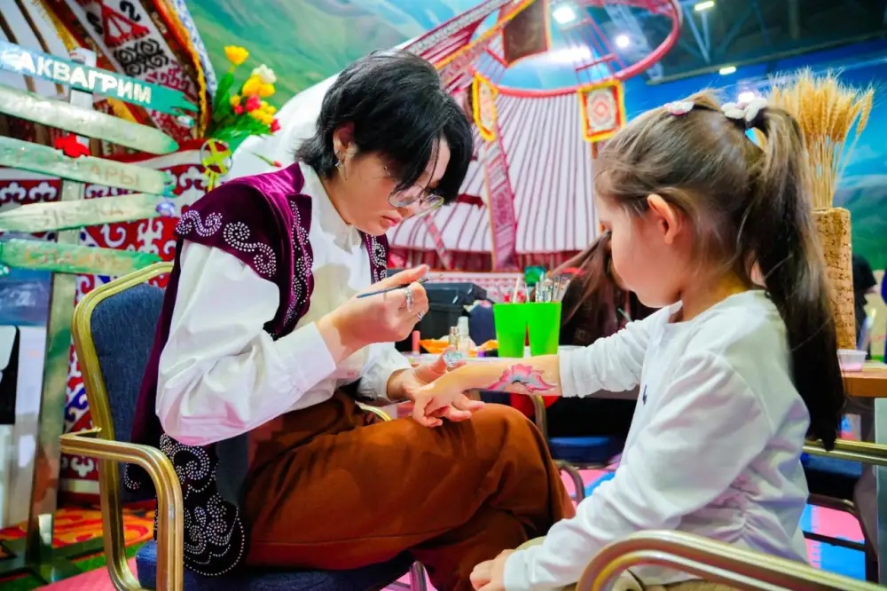 В Астане для детей развернули творческую зону на Наурыз (7)