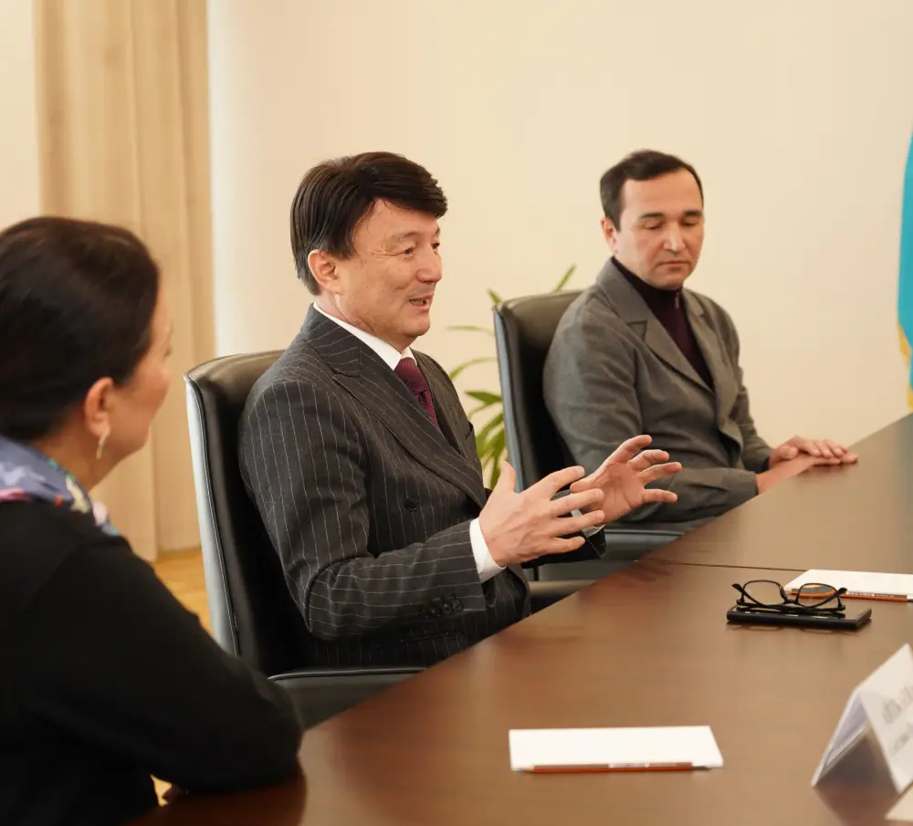 АКИМ ТУРКЕСТАНСКОЙ ОБЛАСТИ ВСТРЕТИЛСЯ С ИЗВЕСТНЫМИ ДЕЯТЕЛЯМИ КУЛЬТУРЫ И ОБМЕНЯЛСЯ С НИМИ МНЕНИЯМИ (2)