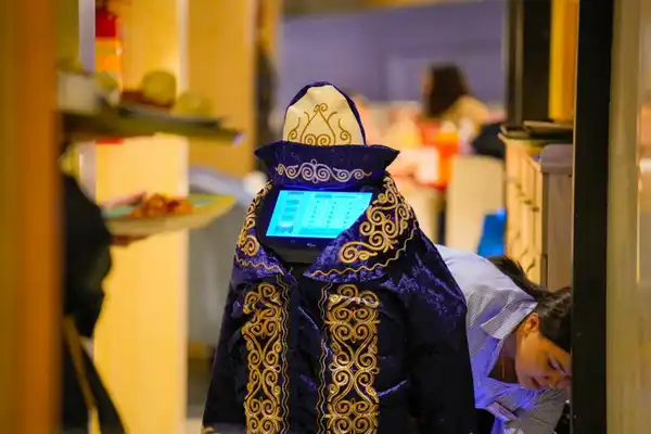 В Астане робот встречал гостей в чапане (5)