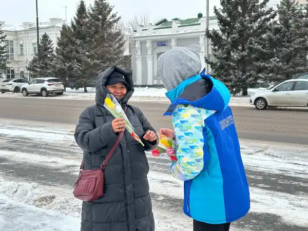 «Көктем шуағы»: Астанада еріктілер нәзікжандыларға гүл шоқтарын таратты (8)