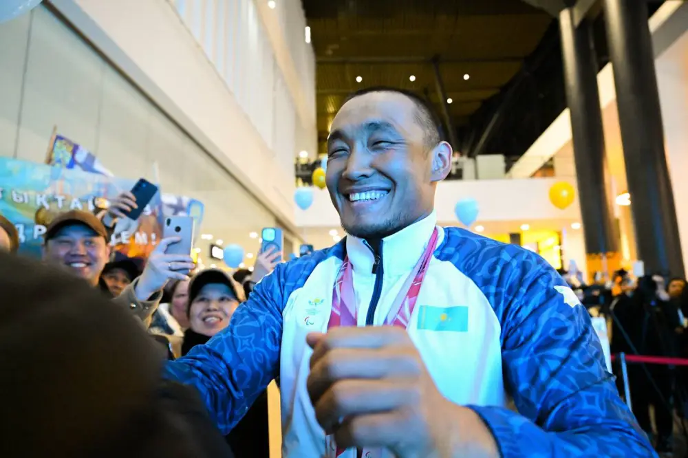 «Впервые в истории на одних зимних Паралимпийских играх Казахстан завоевал сразу две медали» - Ербола Хамитова торжественно встретили в аэропорту (10)