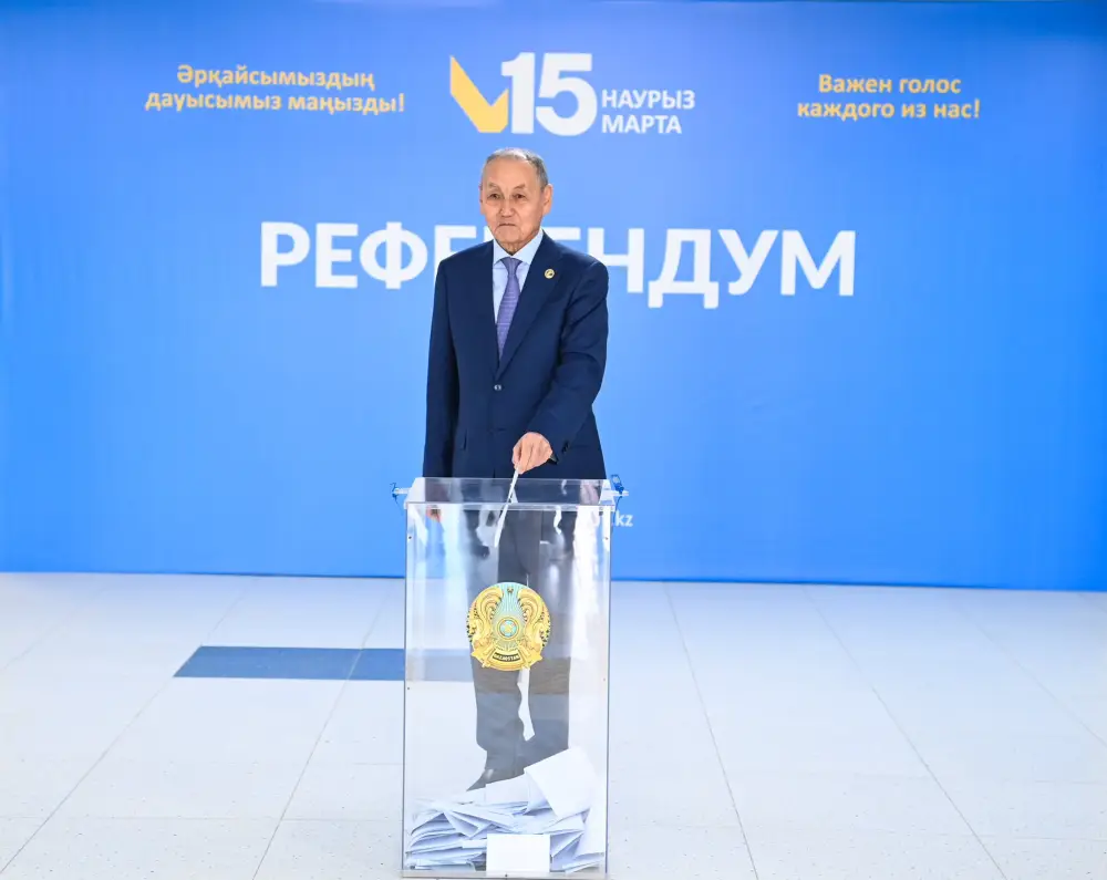 Глава региона проголосовал на республиканском референдуме (5)