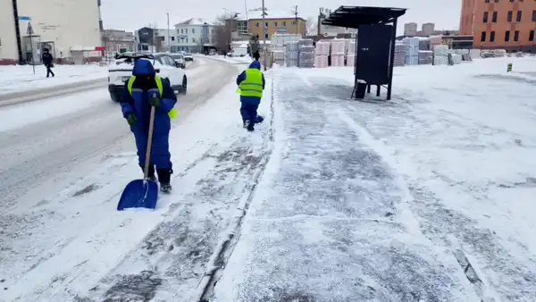 Около трех тысяч дорожных рабочих и более 1,6 тысячи единиц спецтехники задействовано в снегоуборочных работах в Астане (7)