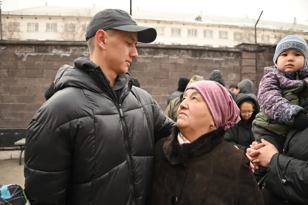 Весенний призыв: в Астане и в регионах проводили первых новобранцев на срочную воинскую службу (7)