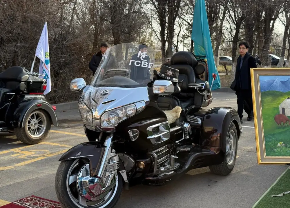 Автопробег на ретро-автомобилях организовали в Қонаеве в день референдума (2)