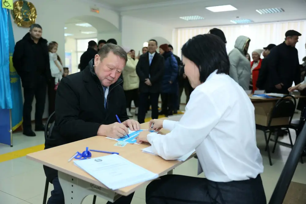 Аким Костанайской области проголосовал на референдуме (4)