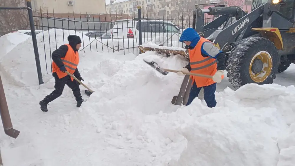 В работе по уборке снега в Астане задействованы тысячи дорожных рабочих (4)