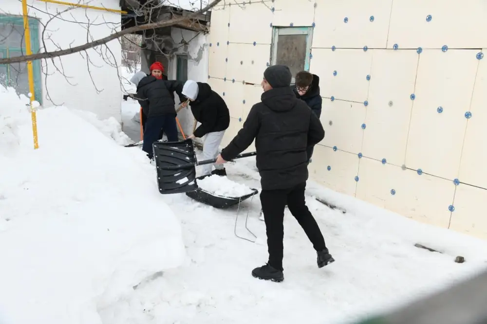 Активисты столичного Дома дружбы убрали снег во дворах пенсионеров (3)