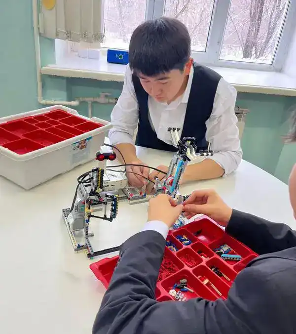 Ракетная платформа и бионический робот: карагандинцы взяли золото на национальном конкурсе (6)