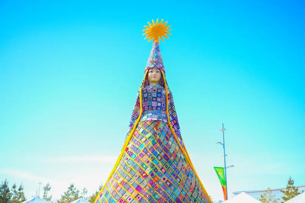 В Астане сотни людей связали необычную инсталляцию (3)