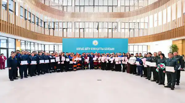 Глава региона наградил работников ряда сфер в честь Дня благодарности (2)