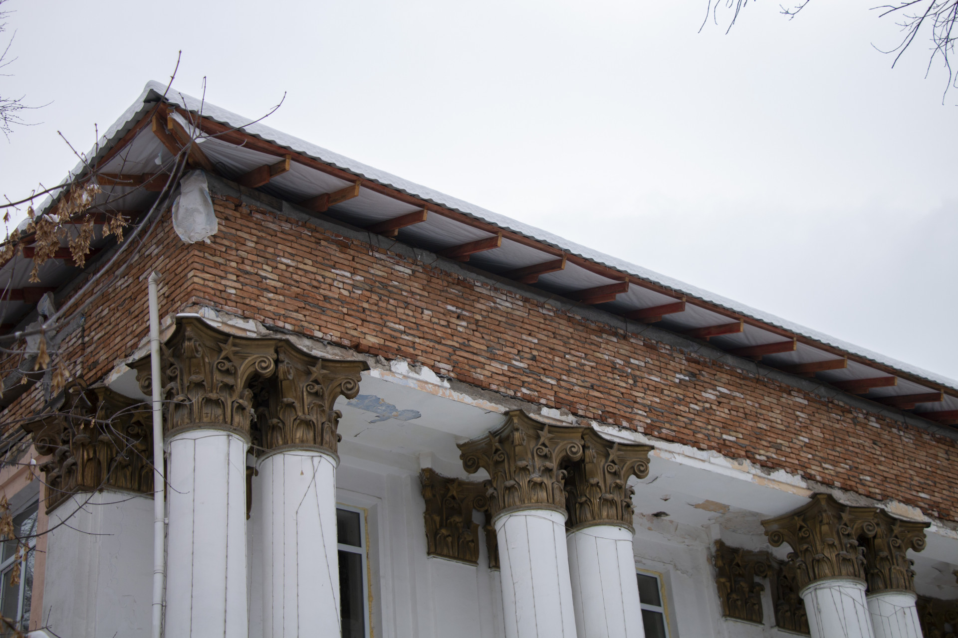 Кирпичная кладка на месте исторического карниза на здании гимназии № 56 в Алматы