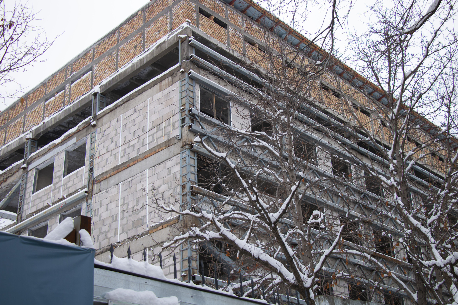 Сейсмоусиление гимназии № 56 в Алматы. Снято 26 февраля 2026 года.