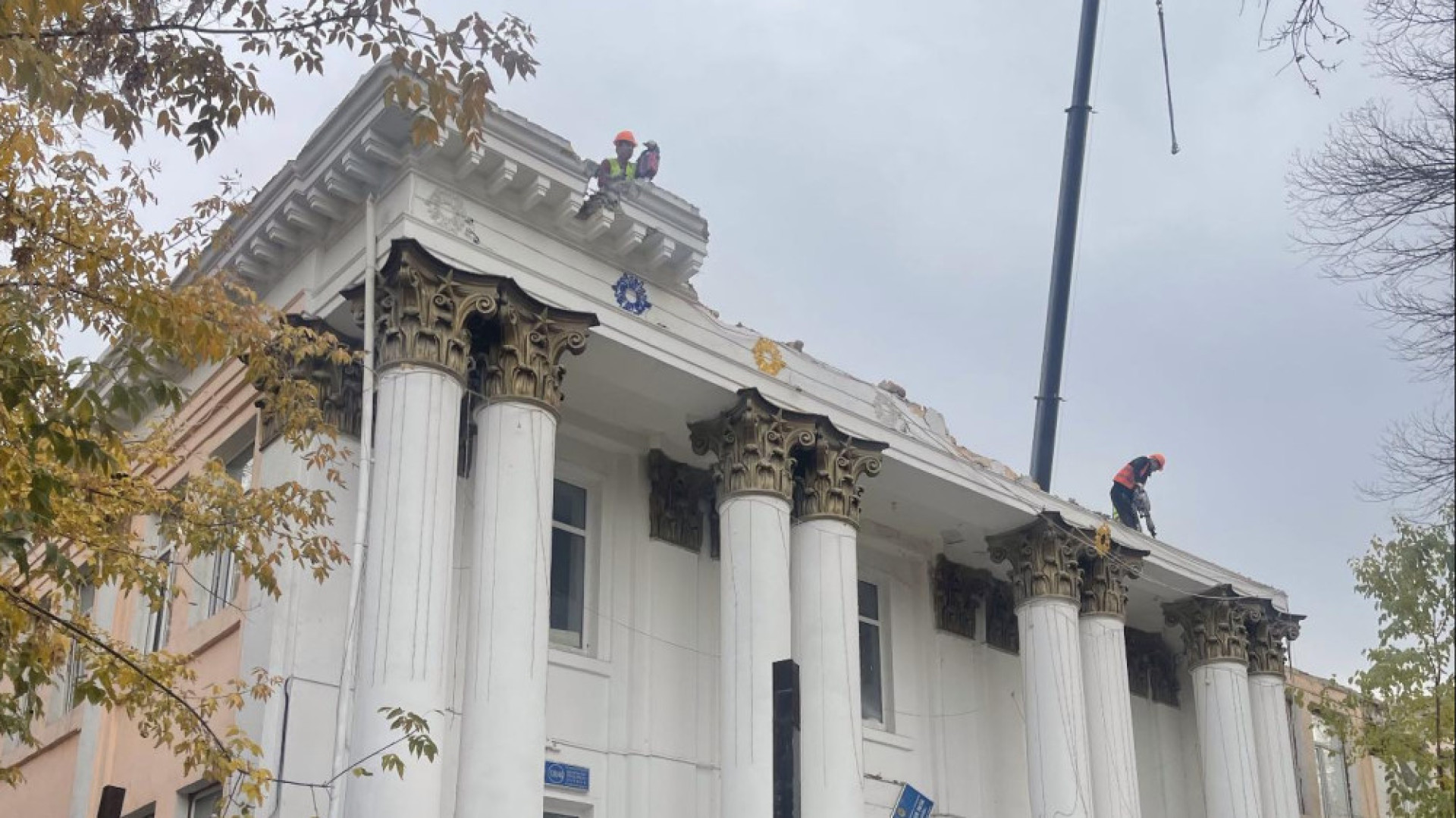 Рабочие разбивают отбойными молотками карниз&nbsp;исторического здания гимназии № 56 в Алматы
