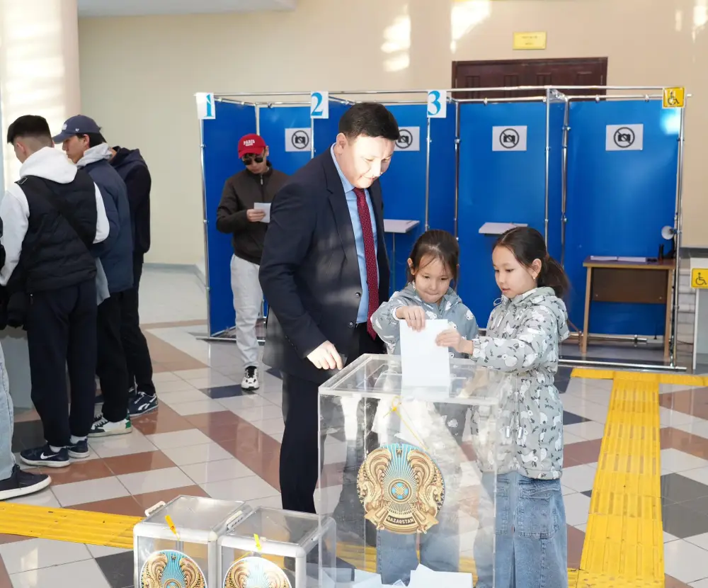 АКИМ ТУРКЕСТАНСКОЙ ОБЛАСТИ НУРАЛХАН КУШЕРОВ ПРОГОЛОСОВАЛ НА РЕФЕРЕНДУМЕ (5)