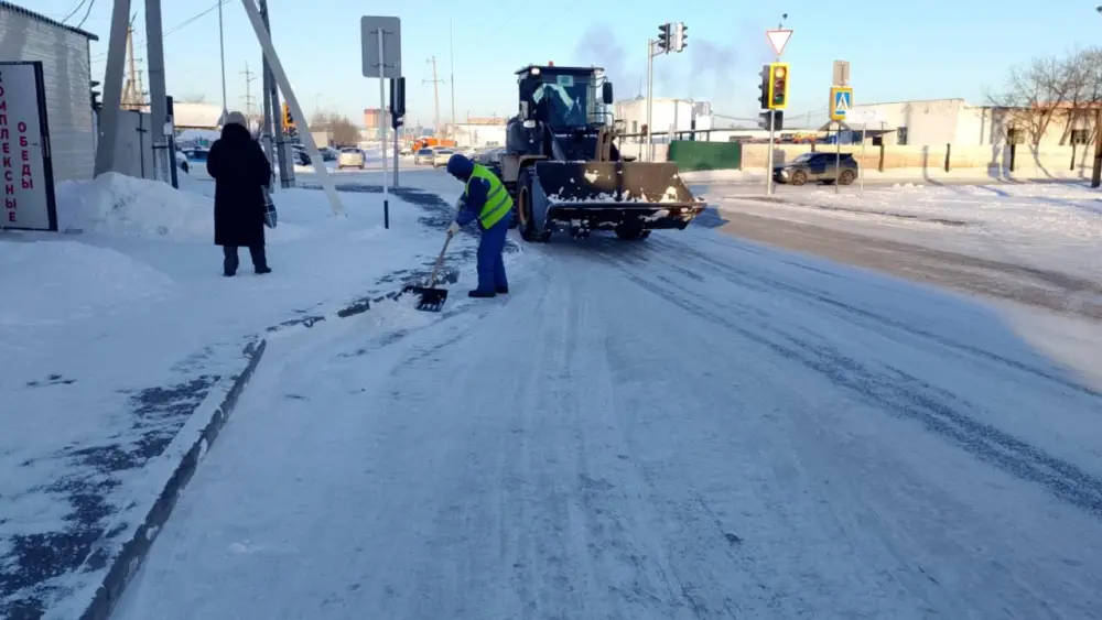 Снегопад в Астане: более 1700 единиц спецтехники задействованы в уборке снега в Астане (5)