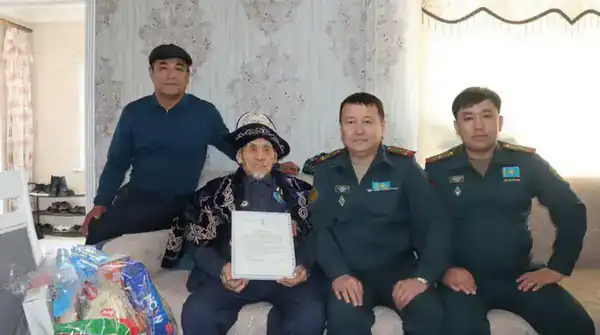 ВОЕННОСЛУЖАЩИЕ ТУРКЕСТАНСКОЙ ОБЛАСТИ ПОЗДРАВИЛИ ВЕТЕРАНА ВОВ С ДНЕМ БЛАГОДАРНОСТИ (2)