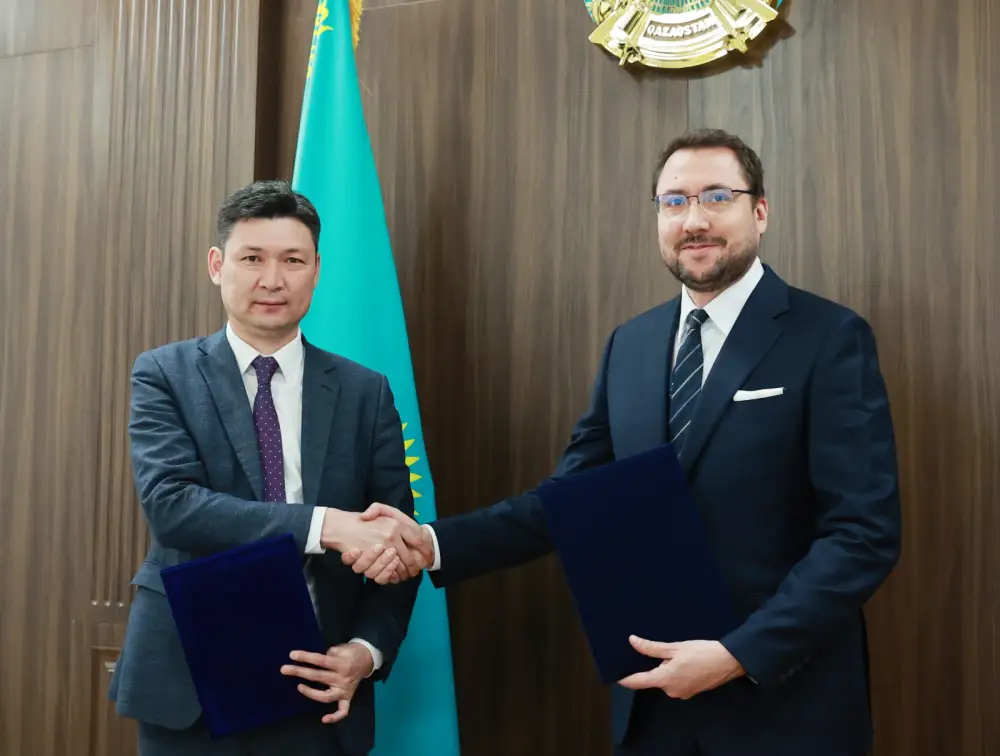 Ербол Карашукеев провёл встречу с председателем правления ТОО «Мобайл Телеком-Сервис» (2)