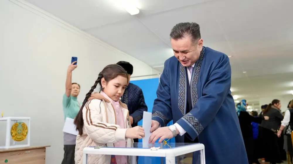 Аким ВКО сделал свой выбор на референдуме (9)