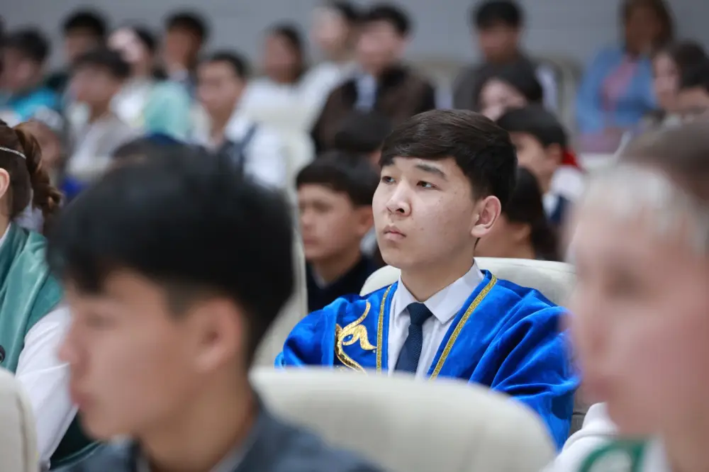 Ербол Карашукеев встретился с финалистами второго сезона «Ой шебері» (9)