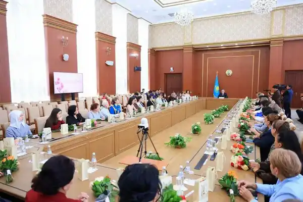 Ермаганбет Булекпаев поздравил женщин Карагандинской области с 8 Марта (7)