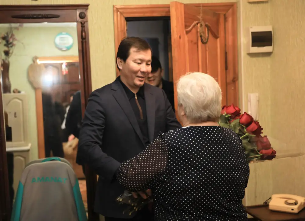 Асхат Шахаров в честь 8 Марта посетил дома актюбинок, внесших вклад в развитие области (5)