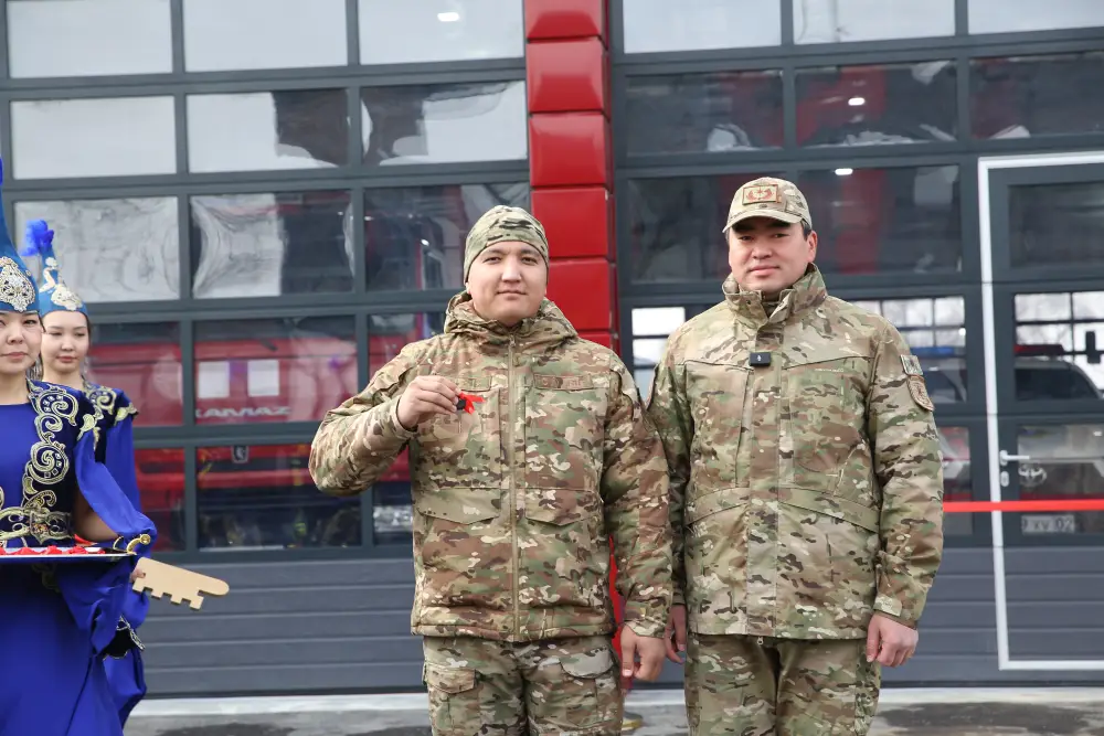 Новые апартаменты для спасателей: в Алматы вручили ключи сотрудникам МЧС (4)
