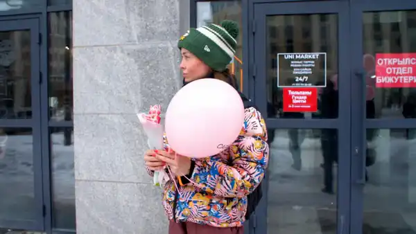 Цветы раздавали девушкам и женщинам в Астане (9)