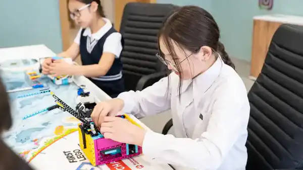 Почти 89 тысяч ученических мест введено за счет средств, изъятых у коррупционеров (6)