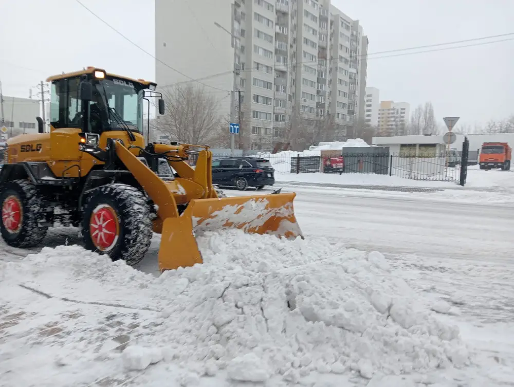В работе по уборке снега в Астане задействованы тысячи дорожных рабочих (6)