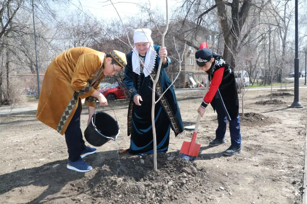 В Алматы в Жаңару күні высадили более 400 деревьев (4)
