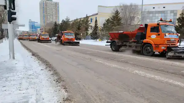 Около трех тысяч дорожных рабочих задействовано в снегоуборочных работах в Астане (9)