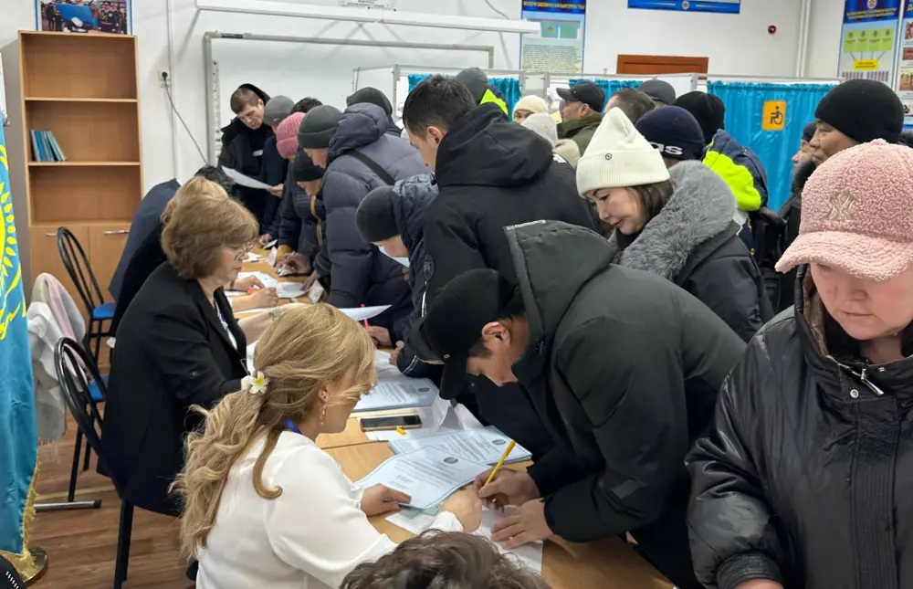 Аким Мангистауской области Нурдаулет Килыбай проголосовал на республиканском референдуме (5)