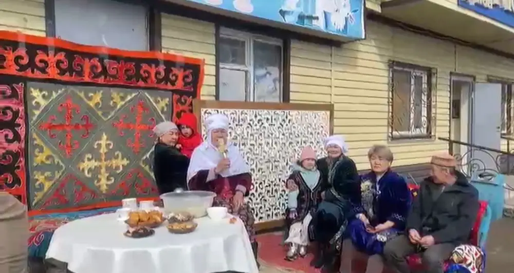 78-летняя жительница Астаны устроила праздник для всех во дворе на Наурыз (2)