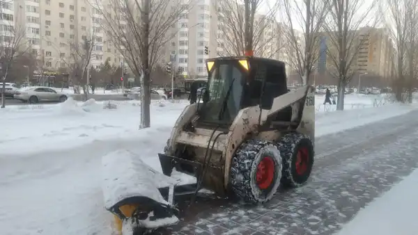 Более 3 тысяч дорожных рабочих задействовано в снегоуборочных работах в Астане (8)