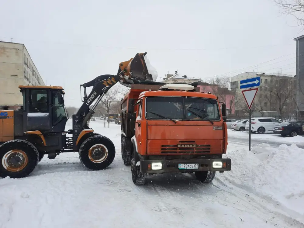 В работе по уборке снега в Астане задействованы тысячи дорожных рабочих (5)