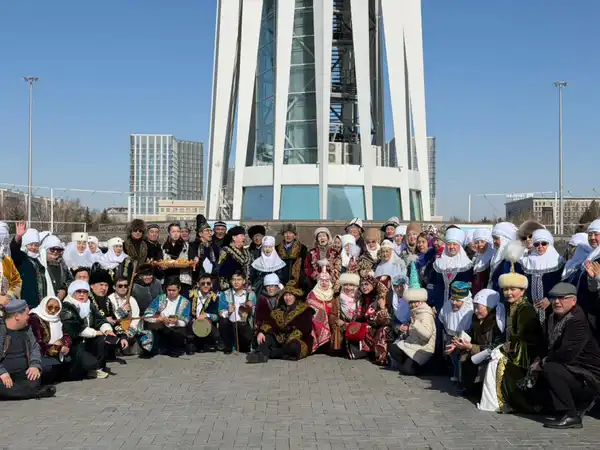 В Астане дедушки и бабушки провели шествие национальных костюмов (2)