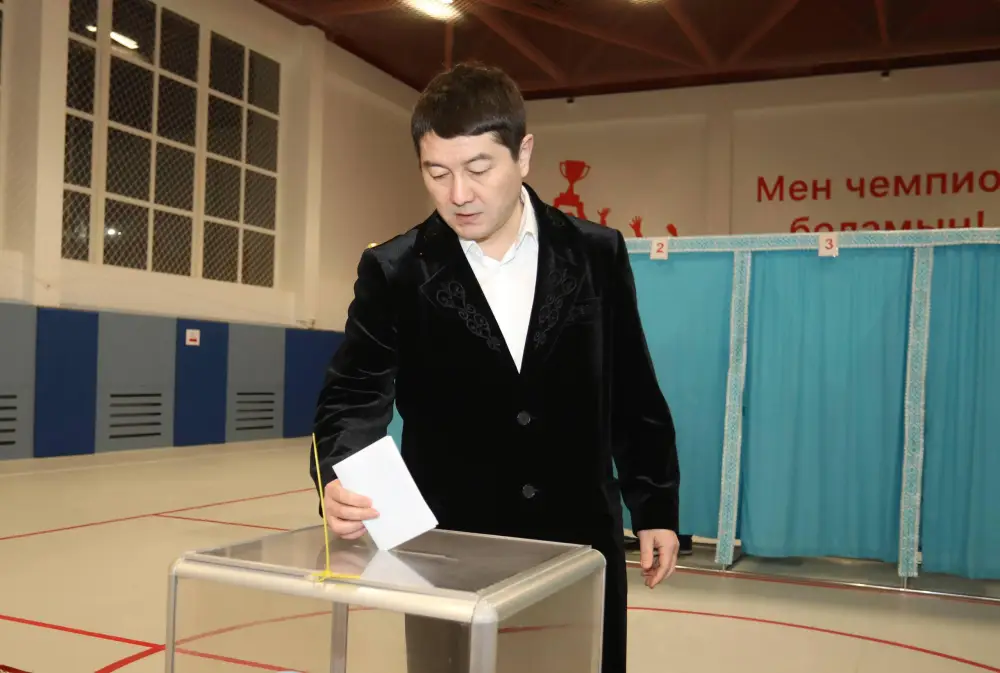 Аким Мангистауской области Нурдаулет Килыбай проголосовал на республиканском референдуме (6)